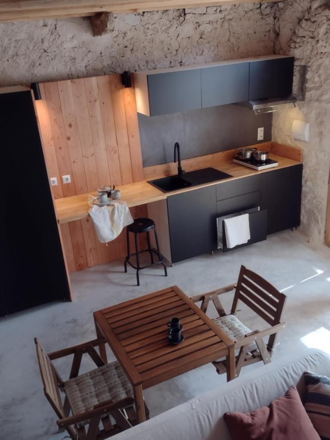 Can Tat, Loft In A Old Coach House Sant Jordi Desvalls Bagian luar foto